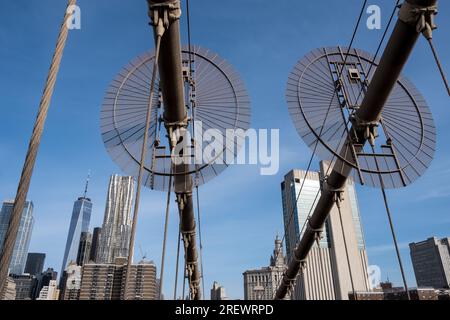 Architektonische Details der Brooklyn Bridge, einer hybriden Seilbahn-/Hängebrücke in New York City, zwischen den Stadtteilen Manhattan und Brooklyn. Stockfoto