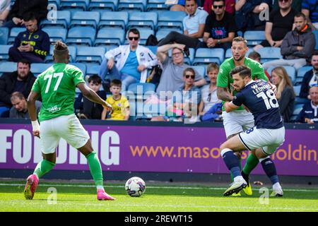 London, Großbritannien. 29. Juli 2023. LONDON, ENGLAND - JULI 29: Ryan Leonard von Millwall kämpft am 29. Juli 2023 in London um den Ball mit Tijjani Noslin von Fortuna Sittard und Mitchell Dijks von Fortuna Sittard während des Vorsaison-Freundschaftsspiels zwischen Millwall und Fortuna Sittard im The Den. (Foto von Orange Pictures) Kredit: Orange Pics BV/Alamy Live News Stockfoto