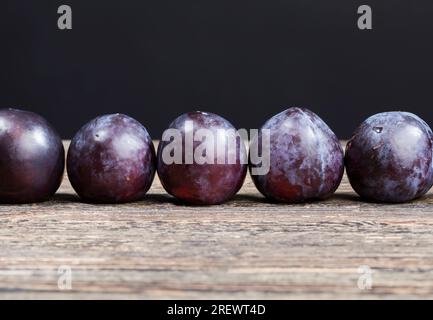 Rote hausgemachte Pflaumen beim Kochen, leckere und gesunde ganze Pflaumen, die reif sind, Früchte sind Spaß Stockfoto