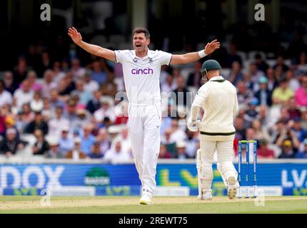 James Anderson aus England appelliert am vierten Tag des fünften LV= Insurance Ashes Series-Testspiels im Kia Oval in London erfolglos an ein Wicket. Foto: Sonntag, 30. Juli 2023. Stockfoto