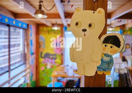 Juli 2023, Tokio. Das Innere des Hattifnatt Cafés in Kichijoji Stockfoto