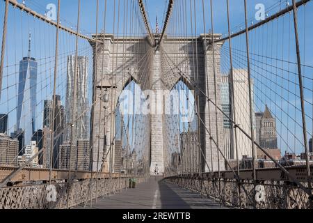 Architektonische Details der Brooklyn Bridge, einer hybriden Seilbahn-/Hängebrücke in New York City, zwischen den Stadtteilen Manhattan und Brooklyn. Stockfoto