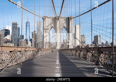 Architektonische Details der Brooklyn Bridge, einer hybriden Seilbahn-/Hängebrücke in New York City, zwischen den Stadtteilen Manhattan und Brooklyn. Stockfoto