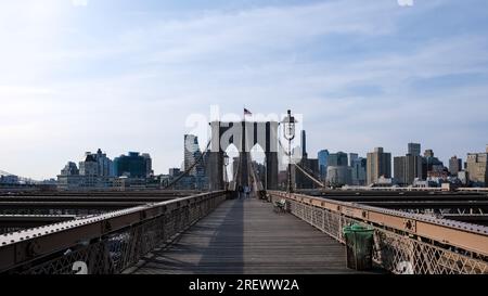 Architektonische Details der Brooklyn Bridge, einer hybriden Seilbahn-/Hängebrücke in New York City, zwischen den Stadtteilen Manhattan und Brooklyn. Stockfoto