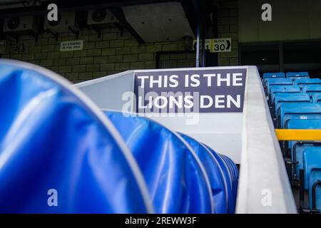 London, Großbritannien. 29. Juli 2023. LONDON, ENGLAND - JULI 29: Eine allgemeine Innenübersicht über die Stände des Den, Stadion von Millwall vor dem Vorsaison-Freundschaftsspiel zwischen Millwall und Fortuna Sittard im Den am 29. Juli 2023 in London, Vereinigtes Königreich. (Foto von Orange Pictures) Kredit: Orange Pics BV/Alamy Live News Stockfoto