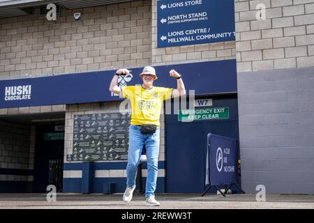 London, Großbritannien. 29. Juli 2023. LONDON, ENGLAND - JULI 29: Fans und Fans von Fortuna Sittard vor dem Den, Stadion von Millwall vor dem Saisonvorkampf zwischen Millwall und Fortuna Sittard am 29. Juli 2023 im Den in London, Großbritannien. (Foto von Orange Pictures) Kredit: Orange Pics BV/Alamy Live News Stockfoto