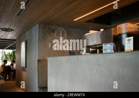 Juli 2023, Tokio. Sarutahiko Coffee (Sarutahiko die Brücke) befindet sich neben dem Bahnhof Harajuku Stockfoto