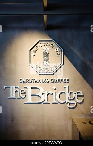 Juli 2023, Tokio. Sarutahiko Coffee (Sarutahiko die Brücke) befindet sich neben dem Bahnhof Harajuku Stockfoto