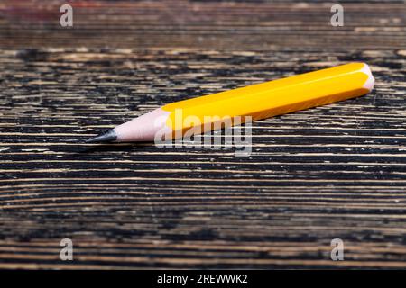 Gewöhnlicher gelber Holzbleistift mit grauem weichem Blei zum Zeichnen und für Kreativität, Nahaufnahme von Bleistiften nach dem Schärfen, Bleistift aus natürlichen Materialien Stockfoto