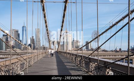 Architektonische Details der Brooklyn Bridge, einer hybriden Seilbahn-/Hängebrücke in New York City, zwischen den Stadtteilen Manhattan und Brooklyn. Stockfoto