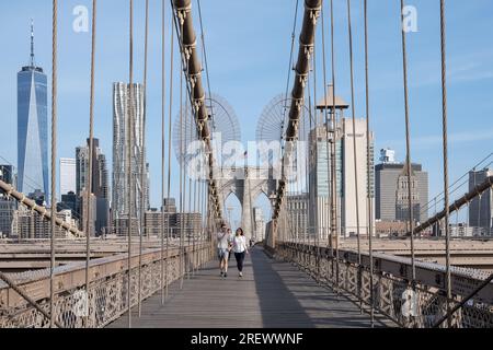 Architektonische Details der Brooklyn Bridge, einer hybriden Seilbahn-/Hängebrücke in New York City, zwischen den Stadtteilen Manhattan und Brooklyn. Stockfoto