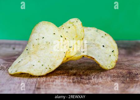 Kartoffelchips mit Salz und Gewürzen, um den Geschmack zu verbessern, knusprige Pommes aus Kartoffeln und frittierte, dünne Kartoffelchips Stockfoto