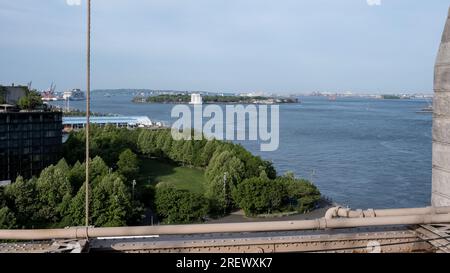 Architektonische Details der Brooklyn Bridge, einer hybriden Seilbahn-/Hängebrücke in New York City, zwischen den Stadtteilen Manhattan und Brooklyn. Stockfoto