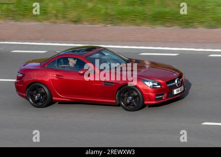 2015 Red Mercedes-Benz Slk200 AMG Sport Blue-Cie; AMG Sport Blue-ciency, SLK200 7G-Tronic BlueEFFICIENCY Auto Start/Stop 1796 cc; Fahrt auf der Autobahn M6 in Greater Manchester, Großbritannien mit hoher Geschwindigkeit auf der Autobahn M6 in Greater Manchester, Großbritannien Stockfoto