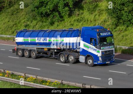 Future Industrial Services (FIS) Tanker. Abfallentsorgung und industrielle Spezialdienstleistungen Volvo FH LKW mit hoher Geschwindigkeit auf der Autobahn M6 im Großraum Manchester, Vereinigtes Königreich Stockfoto