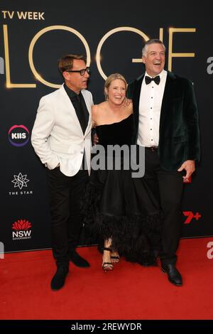 Sydney, Australien. 30. Juli 2023 Andrew Winter, Wendy Moore und Dennis Scott von Selling Houses Australia kommen auf dem roten Teppich für die TV WEEK Logie Awards im Star Sydney, 80 Pyrmont St Pyrmont. Kredit: Richard Milnes/Alamy Live News Stockfoto