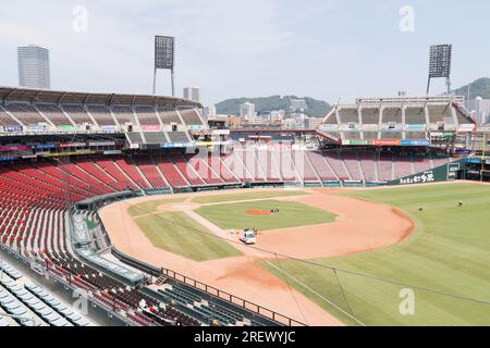 Hiroshima, Japan. 28. Juli 2023. Ein allgemeiner Blick auf das Mazda Zoom-Zoom Stadium, Heimstadion der Hiroshima Toyo Carp Baseballmannschaft. Das Carp-Team, ein bekanntes „Citizen-Team“, wird am 6. August ein Spiel namens „Peace Nighter“ veranstalten, um die Hoffnung auf Frieden zu repräsentieren. In diesem Jahr werden 78 Jahre seit dem Atombombenanschlag auf Hiroshima (6. August 1945) während des Zweiten Weltkriegs vergangen sein. Japan ist das einzige Land, das von Atombomben angegriffen wird. Eine Gruppe ausländischer Journalisten besuchte die Stadt Hiroshima (auf einer Pressetour) vor der Gedenkfeier. Die Pressetour wurde vom japanischen Außenministerium mit der organisiert Stockfoto