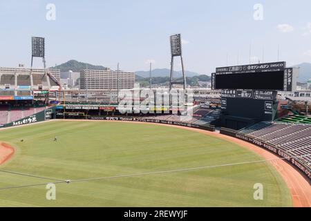 Hiroshima, Japan. 28. Juli 2023. Ein allgemeiner Blick auf das Mazda Zoom-Zoom Stadium, Heimstadion der Hiroshima Toyo Carp Baseballmannschaft. Das Carp-Team, ein bekanntes „Citizen-Team“, wird am 6. August ein Spiel namens „Peace Nighter“ veranstalten, um die Hoffnung auf Frieden zu repräsentieren. In diesem Jahr werden 78 Jahre seit dem Atombombenanschlag auf Hiroshima (6. August 1945) während des Zweiten Weltkriegs vergangen sein. Japan ist das einzige Land, das von Atombomben angegriffen wird. Eine Gruppe ausländischer Journalisten besuchte die Stadt Hiroshima (auf einer Pressetour) vor der Gedenkfeier. Die Pressetour wurde vom japanischen Außenministerium mit der organisiert Stockfoto