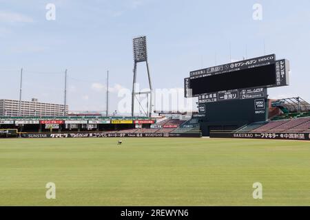 Hiroshima, Japan. 28. Juli 2023. Ein allgemeiner Blick auf das Mazda Zoom-Zoom Stadium, Heimstadion der Hiroshima Toyo Carp Baseballmannschaft. Das Carp-Team, ein bekanntes „Citizen-Team“, wird am 6. August ein Spiel namens „Peace Nighter“ veranstalten, um die Hoffnung auf Frieden zu repräsentieren. In diesem Jahr werden 78 Jahre seit dem Atombombenanschlag auf Hiroshima (6. August 1945) während des Zweiten Weltkriegs vergangen sein. Japan ist das einzige Land, das von Atombomben angegriffen wird. Eine Gruppe ausländischer Journalisten besuchte die Stadt Hiroshima (auf einer Pressetour) vor der Gedenkfeier. Die Pressetour wurde vom japanischen Außenministerium mit der organisiert Stockfoto