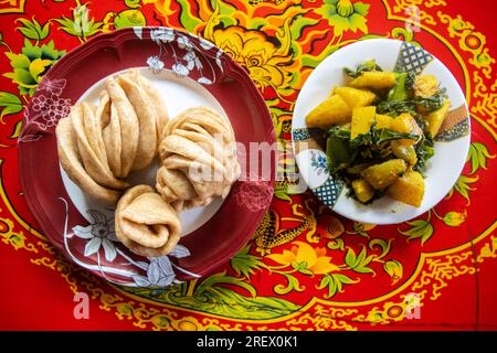 Tibetan Tim Momo mit Kartoffelcurry und Yak Jerky Sukuti, Essen von Upper Mustang, Nepal Stockfoto