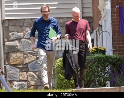 Rockville, Vereinigte Staaten Von Amerika. 02. Juni 2023. Samuel Brinton, 34, rechts, und sein Mann, Kevin Rieck, Fotografiert vor ihrem Haus in Rockville, Maryland, am Freitag, den 2. Juni 2023. Guthaben: Ron Sachs/CNP für NY Post/Sipa USA (EINSCHRÄNKUNG: KEINE New York oder New Jersey Zeitungen oder Zeitungen im Umkreis von 75 Meilen von New York City. Daily Mail Out) Guthaben: SIPA USA/Alamy Live News Stockfoto