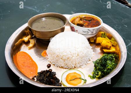Traditionelles nepalisches Thakali-Gericht mit Reis, Linsen, Curry und Chutney, auch bekannt als Daal Bhaat und Tarkari Stockfoto