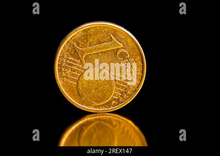 Münzen mit einer kleinen Stückelung von einem Euro-Cent werden auf dem Gebiet der Europäischen Union verwendet, Bargeld-Münzen werden nicht isoliert, es besteht die Schließung von echtem Bargeld in der EU Stockfoto