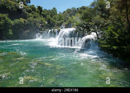 Blick auf den Krka-Nationalpark in Kroatien: Skradinski Buk. Kroatische Naturlandschaft mit Wasserfällen, Fluss, Wald Stockfoto
