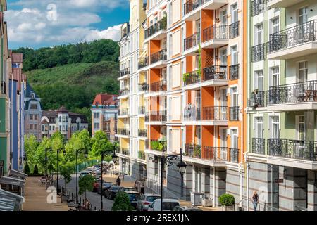 2023-07-03 Kiew, Ukraine. Neue luxuriöse Immobilien in der Innenstadt von Kiew. Farbenfrohe Mehrfamilienhäuser Stockfoto
