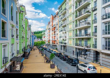 2023-07-03 Kiew, Ukraine. Farbenfrohe neue Immobilien-Mehrfamilienhäuser im Stadtzentrum von Kiew. Podil, Wozdwizhenka. Stockfoto