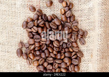 Aromatische Kaffeebohnen in roher oder gerösteter Form, Kaffeebohnen für die Herstellung von köstlichem Kaffee Stockfoto