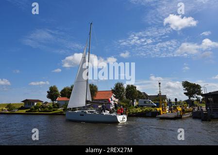 Den Helder, Niederlande. 23. Juli 2023. Die Fähre über den Nordholländischen Kanal in Stolperbrug. Hochwertiges Foto Stockfoto