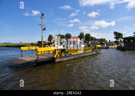 Den Helder, Niederlande. 23. Juli 2023. Die Fähre über den Nordholländischen Kanal in Stolperbrug. Hochwertiges Foto Stockfoto