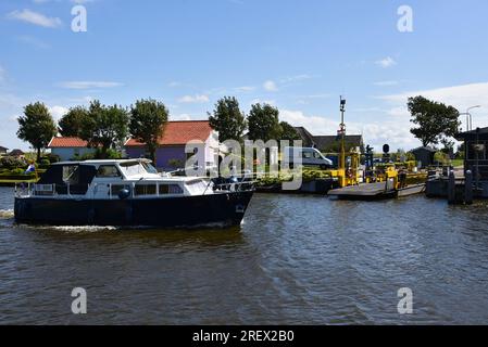 Den Helder, Niederlande. 23. Juli 2023. Die Fähre über den Nordholländischen Kanal in Stolperbrug. Hochwertiges Foto Stockfoto