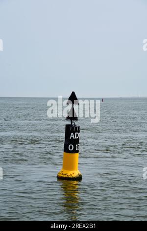 Den Oever, Niederlande. 9. Juli 2023. Die Bojen für den Transport auf dem Wattenmeer. Hochwertiges Foto Stockfoto