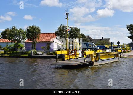 Den Helder, Niederlande. 23. Juli 2023. Die Fähre über den Nordholländischen Kanal in Stolperbrug. Hochwertiges Foto Stockfoto