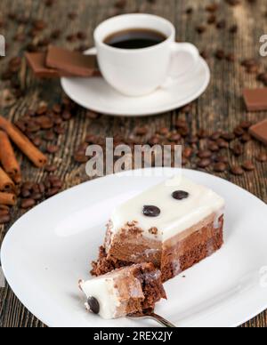 Kaffee mit Schokolade und mehrschichtiger Kuchen als Dessert, ein köstliches Stück Kuchen, in dem jede Schicht ihre eigene Farbe und Geschmack während des Tees, Schokolade, hat Stockfoto