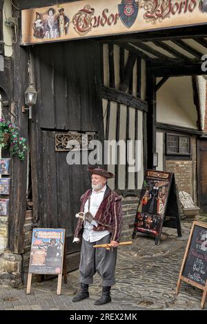 TUDOR World Flöte Player in traditionellem Kostüm begrüßt Gäste im Shrieves House, Sheep Street, Stratford upon Avon, England, Großbritannien, Stockfoto