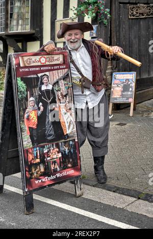 TUDOR World Flöte Player in traditionellem Kostüm begrüßt Gäste im Shrieves House, Sheep Street, Stratford upon Avon, England, Großbritannien, Stockfoto