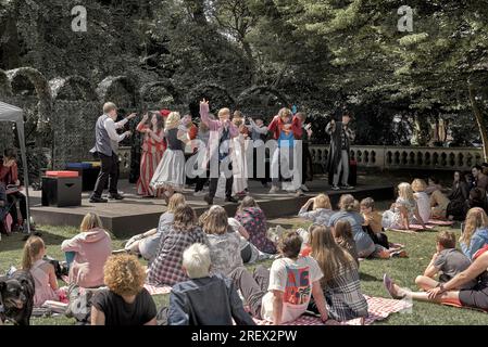 Schauspieler auf der Bühne eines RSC-Freilufttheaters, die Shakespeares Stück „The Taming of the Shrew“ im Dell, Stratford-upon-Avon, England, darstellten Stockfoto