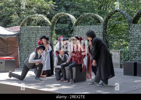 Schauspieler auf der Bühne eines RSC-Freilufttheaters, die Shakespeares Stück „The Taming of the Shrew“ im Dell, Stratford-upon-Avon, England, darstellten Stockfoto