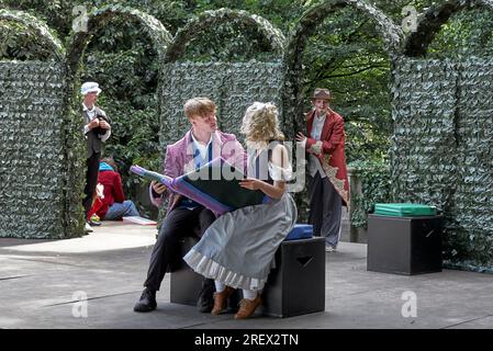 Schauspieler auf der Bühne eines RSC-Freilufttheaters, die Shakespeares Stück „The Taming of the Shrew“ im Dell, Stratford-upon-Avon, England, darstellten Stockfoto