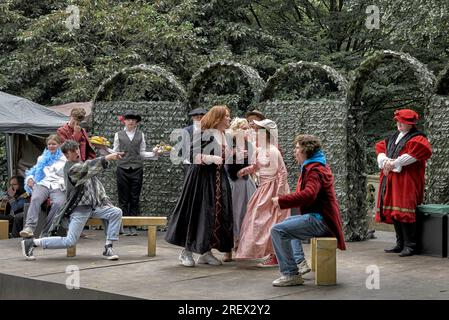 Schauspieler auf der Bühne eines RSC-Freilufttheaters, die Shakespeares Stück „The Taming of the Shrew“ im Dell, Stratford-upon-Avon, England, darstellten Stockfoto