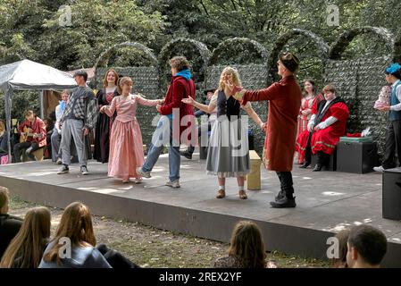 Schauspieler auf der Bühne eines RSC-Freilufttheaters, die Shakespeares Stück „The Taming of the Shrew“ im Dell, Stratford-upon-Avon, England, darstellten Stockfoto