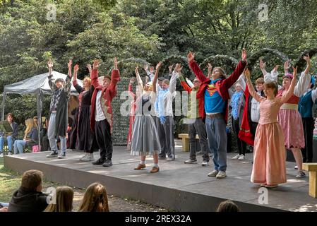 Schauspieler auf der Bühne eines RSC-Freilufttheaters, die Shakespeares Stück „The Taming of the Shrew“ im Dell, Stratford-upon-Avon, England, darstellten Stockfoto