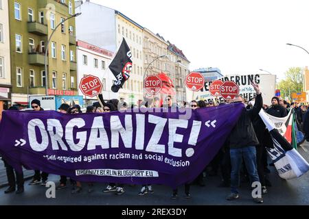 Berlin, Deutschland. 30. April 2017. Am 30. April nahmen 2017 Tausende an der antikapitalistischen Walpurgis-Night-Demonstration Teil, unter dem Motto Selbstorganisation gegen Rassismus und soziale Ausgrenzung in Berlin, Deutschland. (Foto: Alexander Pohl/Sipa USA) Guthaben: SIPA USA/Alamy Live News Stockfoto