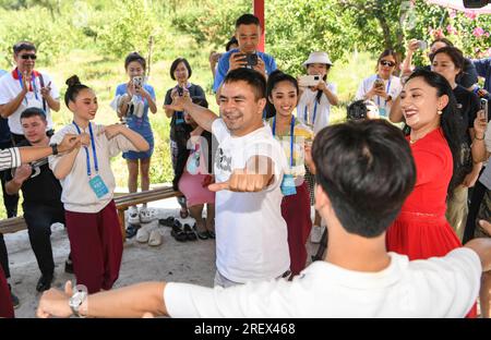 (230730) -- URUMQI, 30. Juli 2023 (Xinhua) -- Tanztruppe Mitglieder des Bunditpatanasilpa Institute of Thailand und Mitglieder der Muqam Art Truppe des Xinjiang Art Theater tanzen zusammen im Xinjiang Art Theater in Urumqi, Nordwestchina Autonome Region Xinjiang Uygur, 24. Juli 2023. Das 6. stattfindende China Xinjiang International Dance Festival mit dem Motto „Träume des Tanzes, Harmonie der Seidenstraße“ lockte über 1.000 Künstler aus Ländern und Regionen Asiens, Europas und Afrikas an. Es wird erwartet, dass sie etwa 60 bekannte Darbietungen veranstalten. (Xinhua/Hu Huhu) Stockfoto