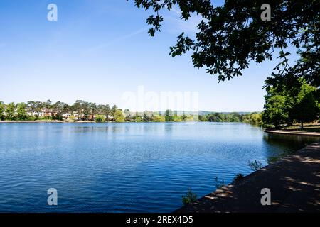 Der Roath Park befindet sich in einer wunderschönen Lage im Zentrum dieser geschäftigen Hauptstadt - ein atemberaubender Anblick bei Tag und Nacht. Der Park behält noch die Klas Stockfoto