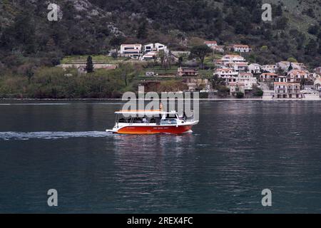 Montenegro, 16. April 2023: Ein Touristenboot fährt durch die Bucht von Kotor Stockfoto