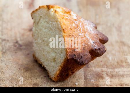 Weizensüße Cupcake, aufgeteilt in mehrere Teile, Dessert Cupcake, aus Mehl, Zucker und anderen Zutaten, Cupcake auf dem Tisch ohne Menschen Stockfoto